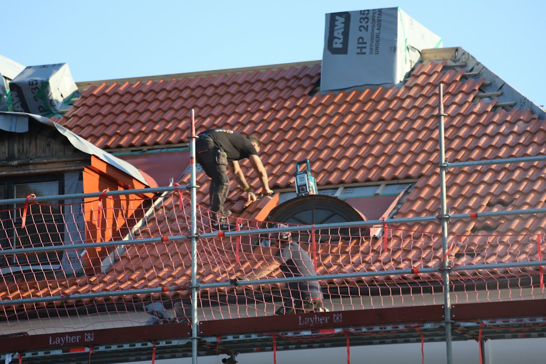 Arbeiten am Gebäude als Symbolbild für Hausmeisterservice