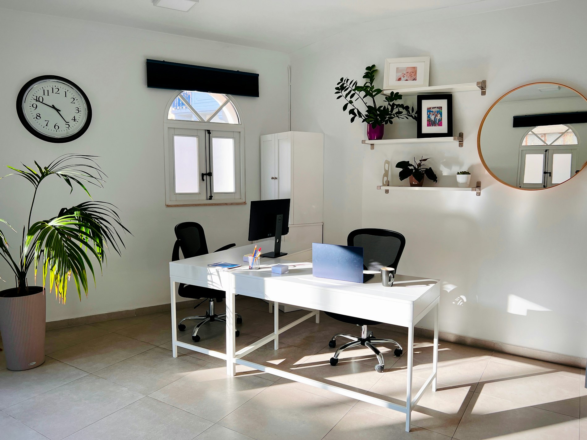 Helles modernes Büro mit natürlichem Tageslicht