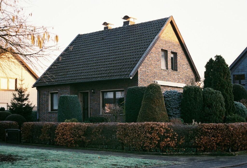 Mehrfamilienhaus als Symbolbild für Hausmeisterservice