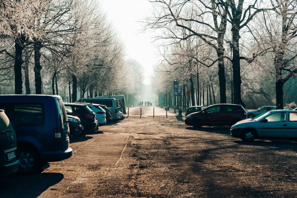 Winterliche Wohnstraße als Symbolbild für Schnee- und Glättebeseitigung